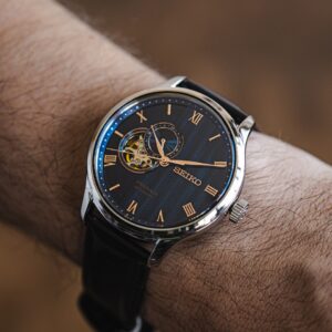 reloj automático seiko con esfera azul y correa de piel, con diales y agujas dorados