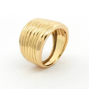 anillo oro amarillo ancho moderno con lineas