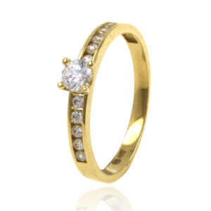 anillo oro amarillo media alianza con piedra central en circonita