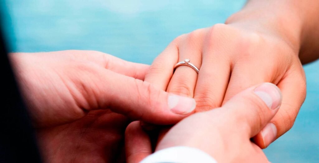 en-que-dedo-tengo-que-llevar-mi-anillo-de-compromiso-imagen-5164-1024x525 ¿En qué dedo tengo que llevar mi anillo de compromiso?