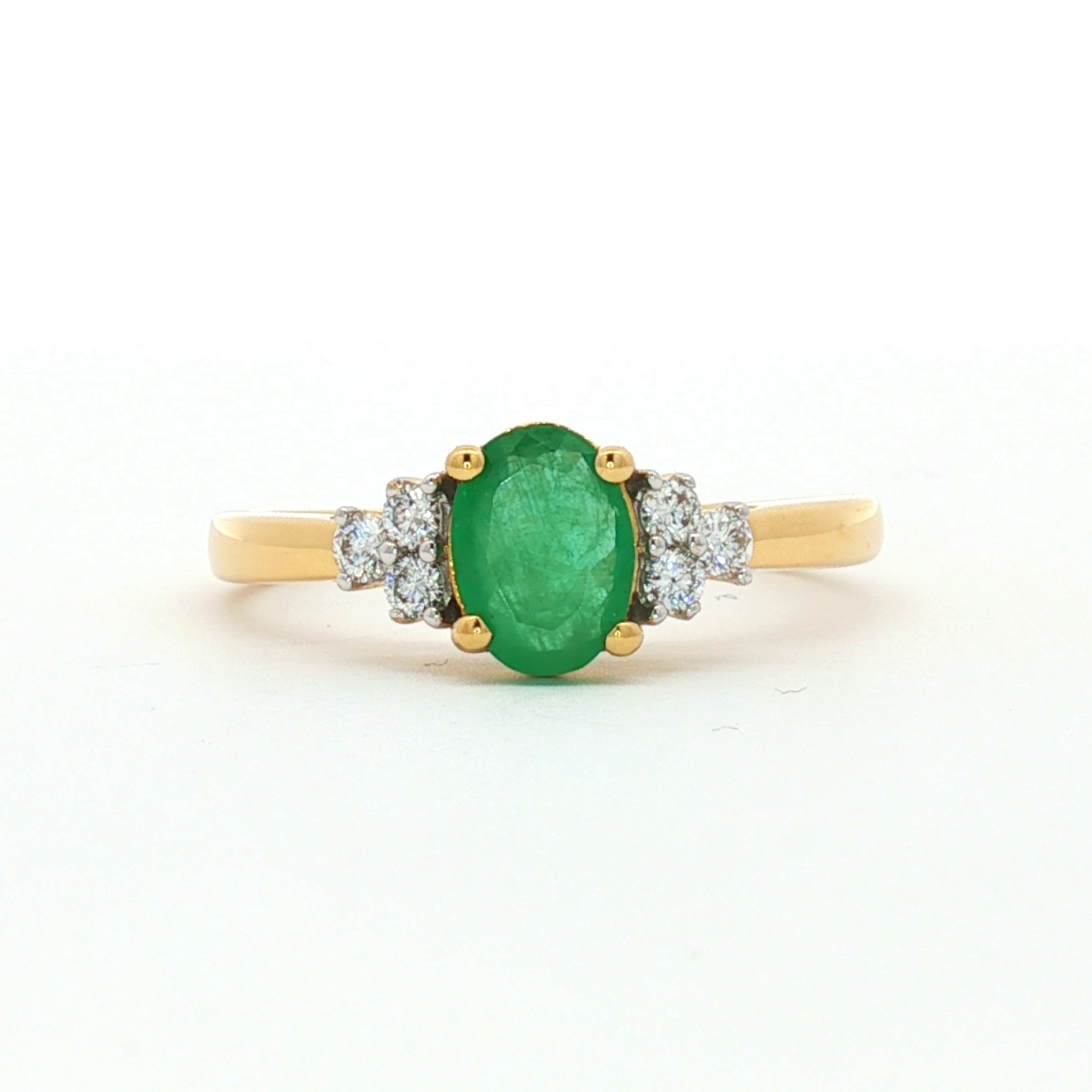 Anillo Esmeralda Oval Con 6 Brillantes Oro Amarillo