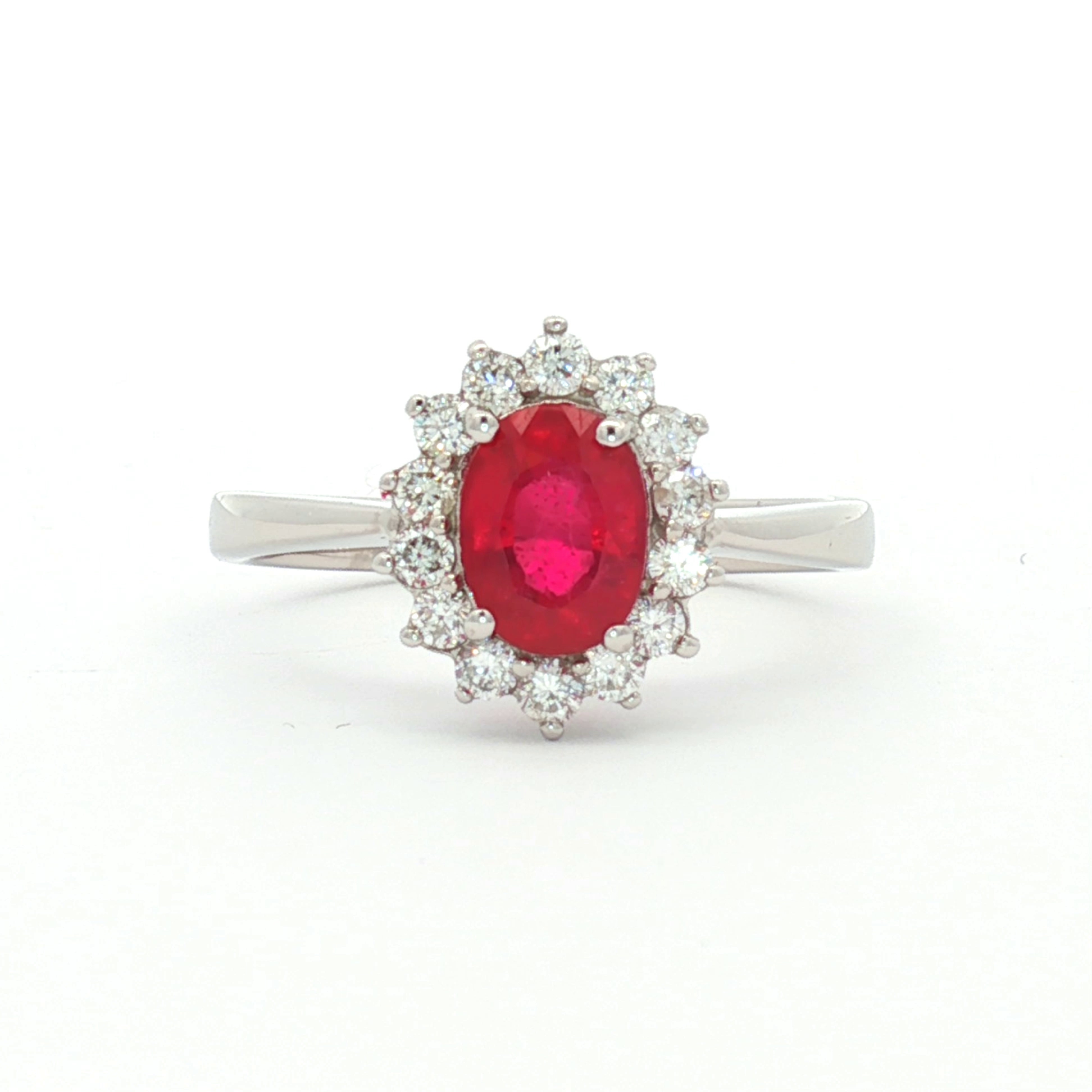 Anillo Rubí y 14 Diamantes 0,26 Ct.