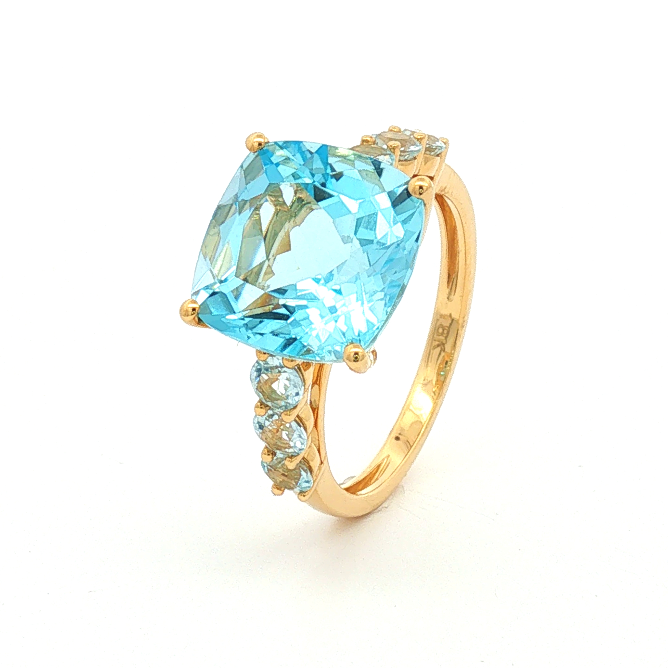 Anillo Topacio Sky en Oro Amarillo