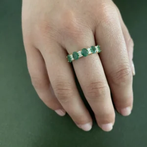 Anillo Media Alianza Diamantes 0,21 Ct y Esmeraldas