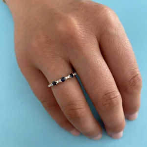 Anillo Media Alianza Diamantes y Zafiros