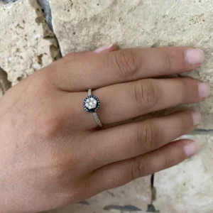 Anillo Oro Blanco con Diamantes Blancos y Azules