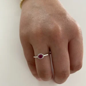 Anillo Oro Blanco con Diamantes Rubí