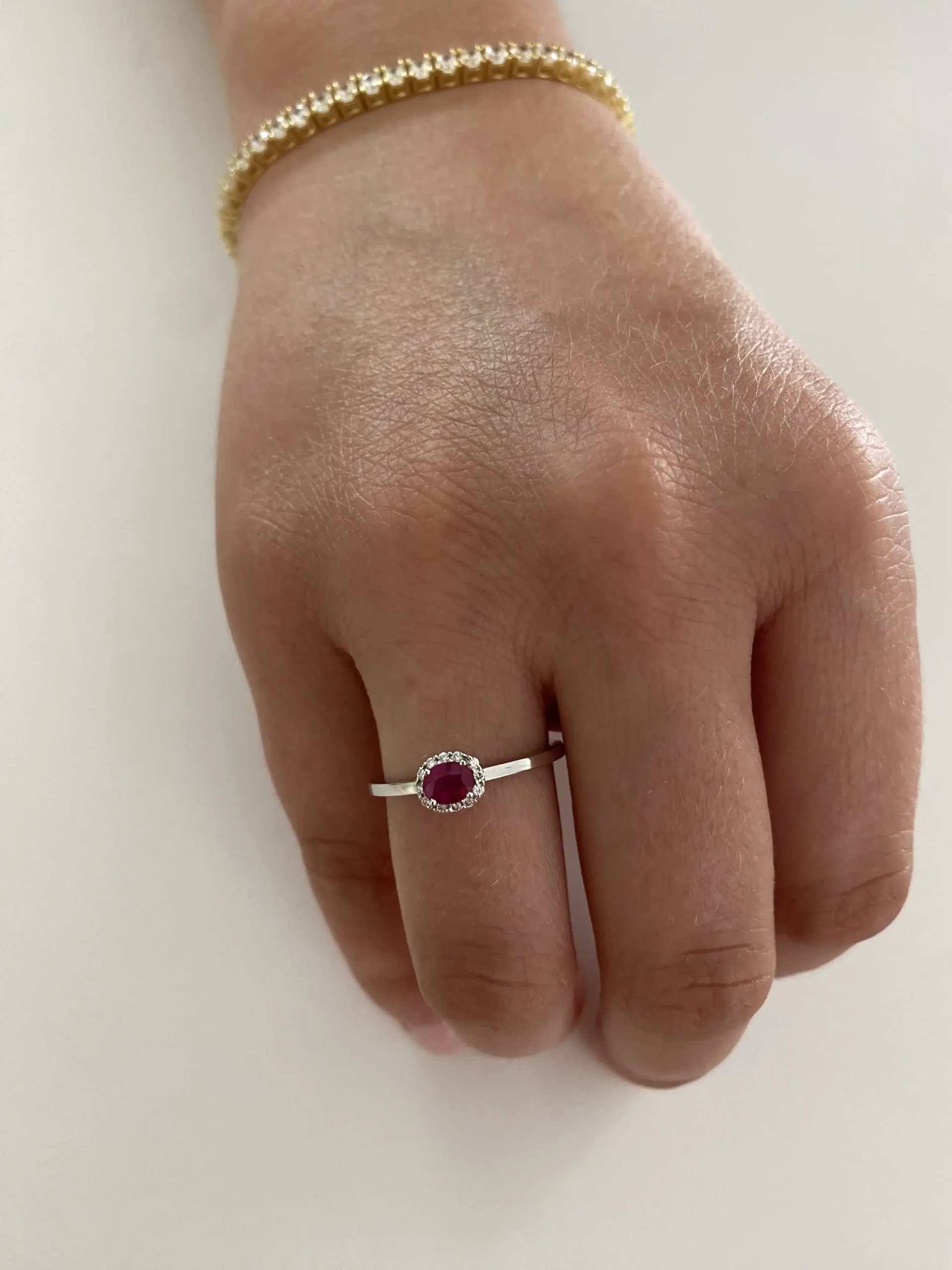 Anillo Oro Blanco con Diamantes Rubí