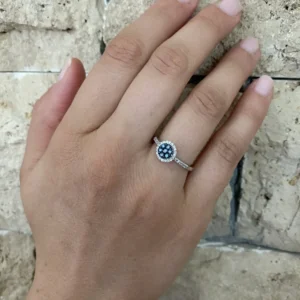 Anillo Oro Blanco Rosetón con Diamantes Blancos y Azules