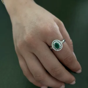 Anillo Rosetón Doble Orla Oro Blanco con Diamantes Esmeralda