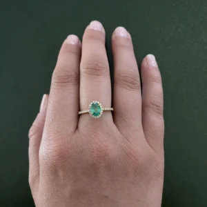 Anillo Rosetón Esmeralda y Diamantes en Oro Amarillo