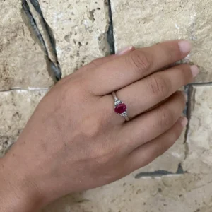 Anillo Rubí Oval Con 6 Brillantes Oro Blanco