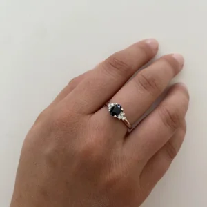 Anillo Zafiro Oval Con 6 Brillantes Oro Blanco