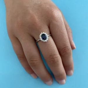Anillo Zafiro y 14 Diamantes 0,30 Ct.