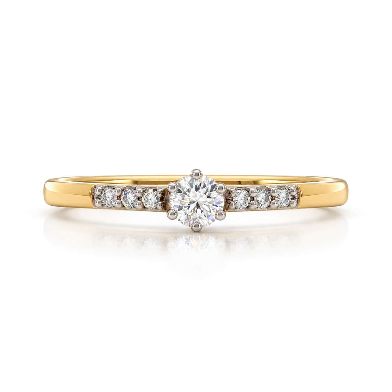 Anillo de compromiso de oro amarillo con diamante central y diamantes laterales, vista frontal
