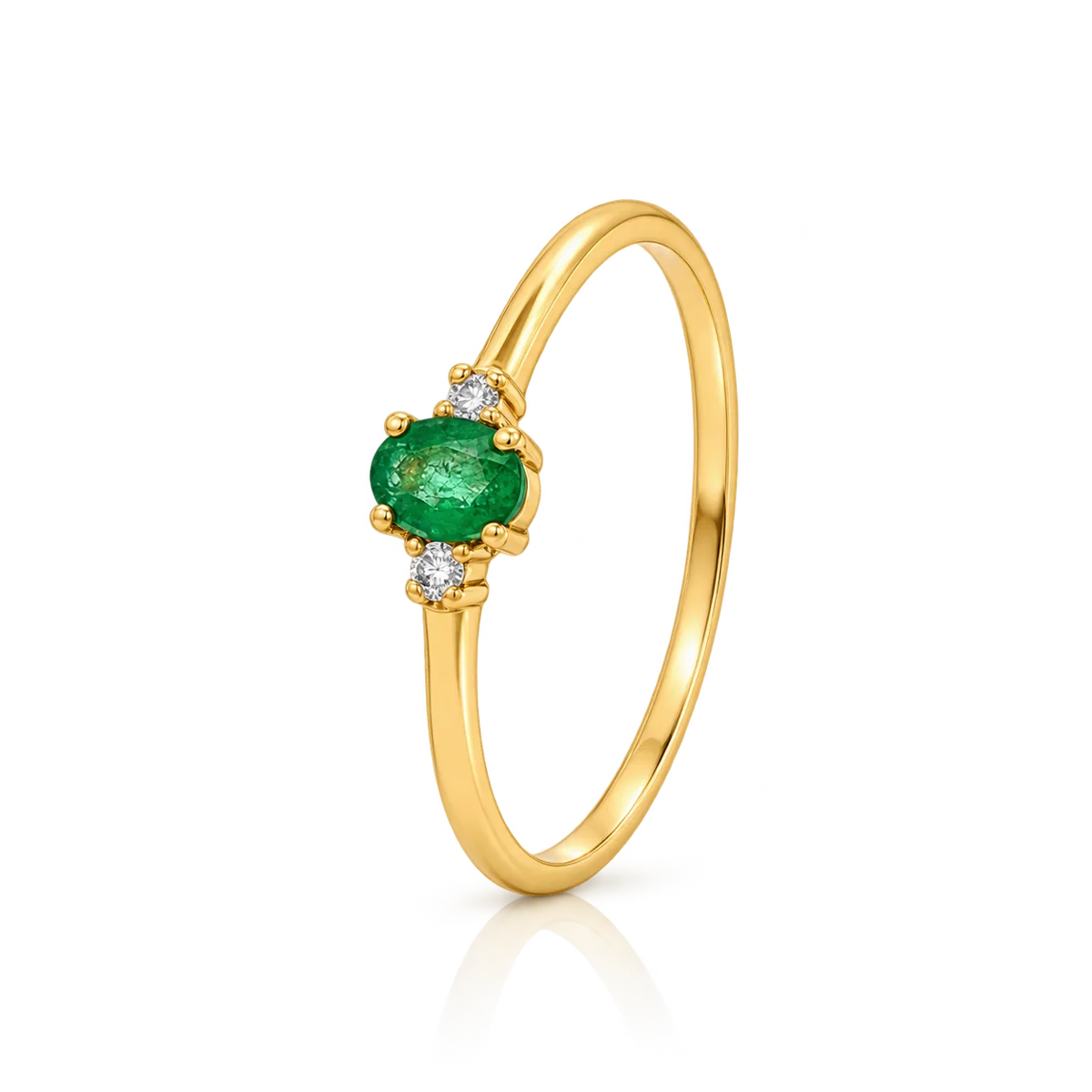 Anillo de oro amarillo con esmeralda oval verde y diamantes a ambos lados