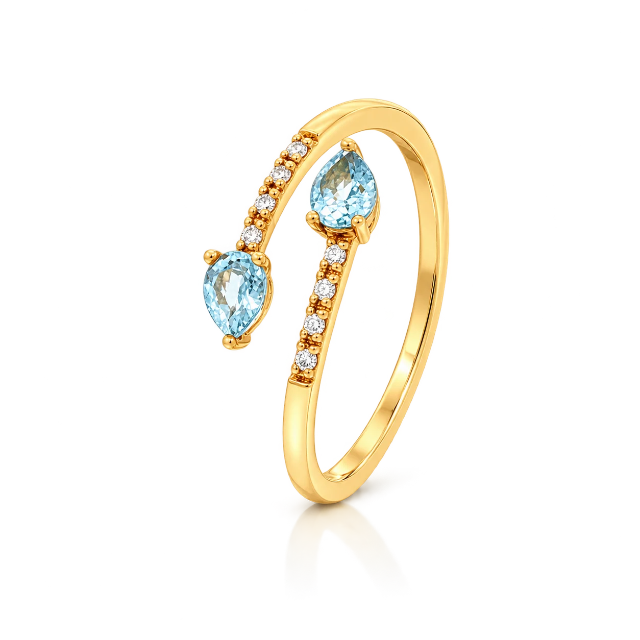 Anillo abierto de oro amarillo con dos topacios Sky talla pera y diamantes en los brazos