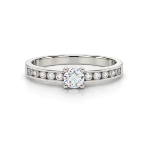 Anillo de oro blanco con circonita redonda central en cuatro garras y circonitas laterales engastadas en carril