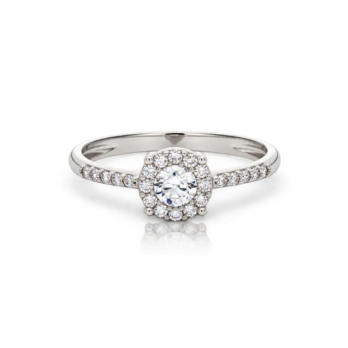Anillo de oro blanco con circonita redonda central, orla cuadrada de esquinas redondeadas y circonitas en ambos brazos