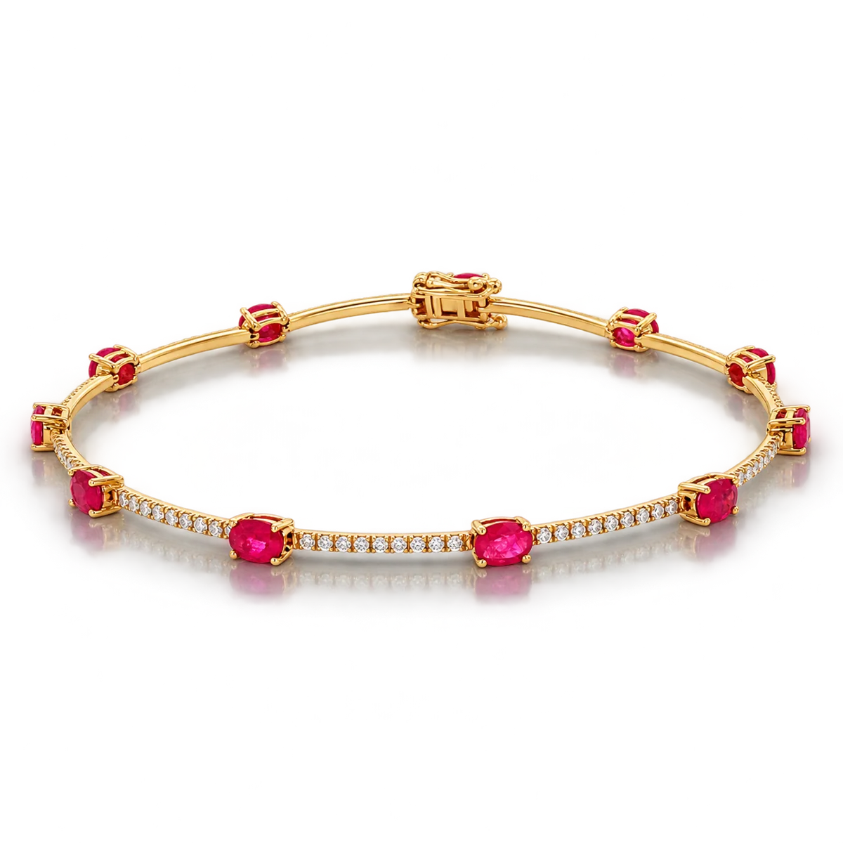 Pulsera de oro amarillo con rubíes rojos y finos tramos curvos con diamantes talla brillante