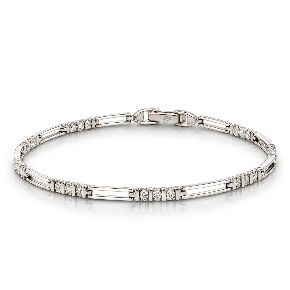 Pulsera de oro blanco con eslabones rectangulares calados alternados con grupos de barritas engastadas con diamantes