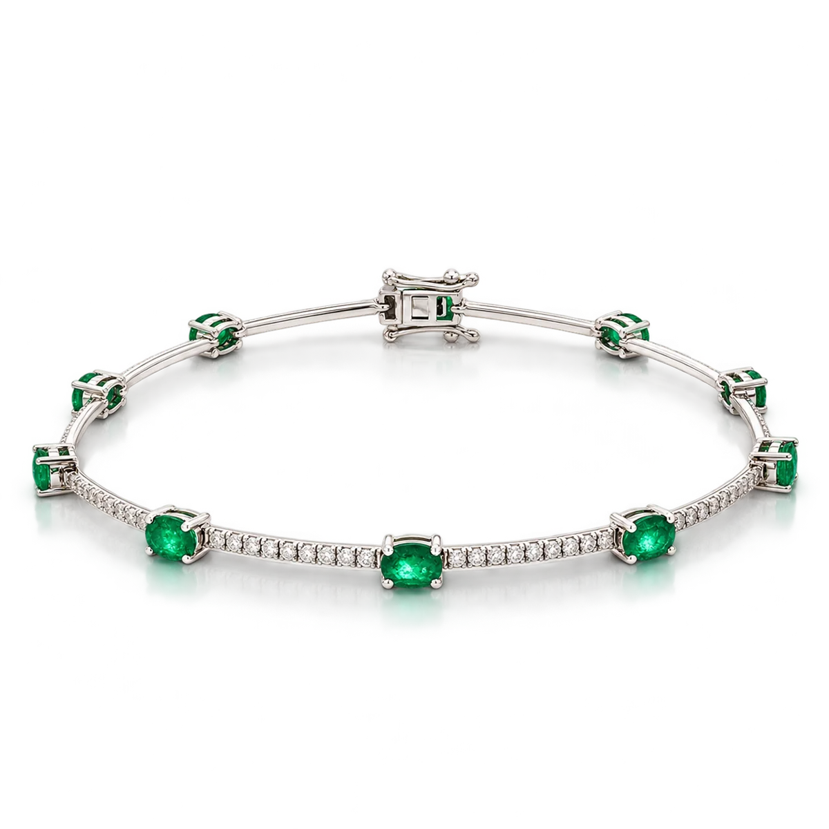 Pulsera de oro blanco con esmeraldas verdes y finos tramos curvos con diamantes talla brillante