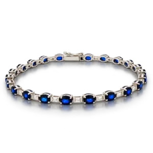 Pulsera de oro blanco con zafiros azules ovalados alternados con pequeños enlaces rectangulares de diamantes