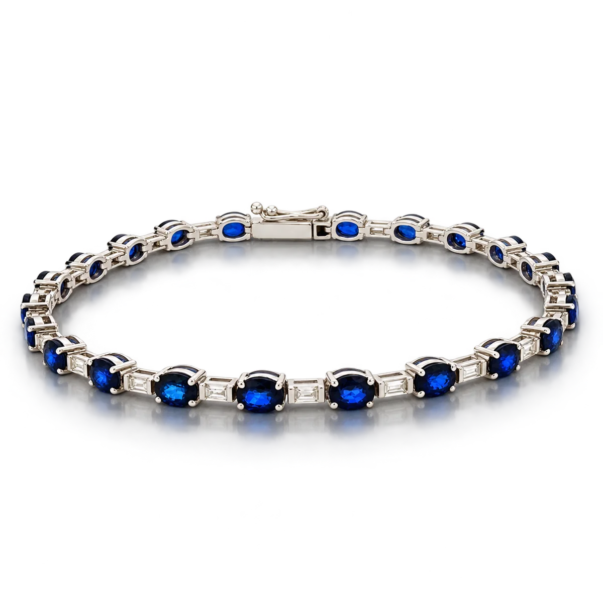 Pulsera de oro blanco con zafiros azules ovalados alternados con pequeños enlaces rectangulares de diamantes