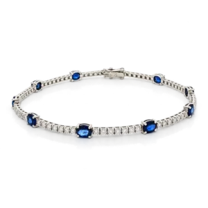 Pulsera de oro blanco con zafiros azules ovalados alternados con hileras de diamantes talla brillante